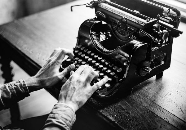 máquina de escribir antigua